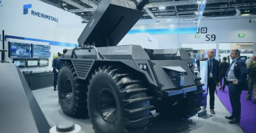Fahrzeug auf einer Messe mit geöffnetem Aufbau